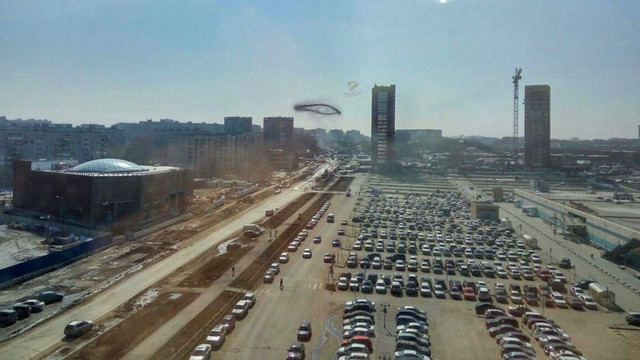 В небе над Новосибирском засняли летающее черное кольцо