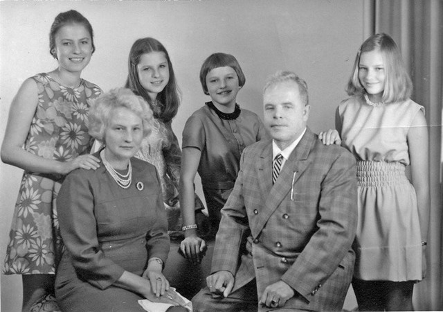Аннелиза (слева) с родителями и сестрами
