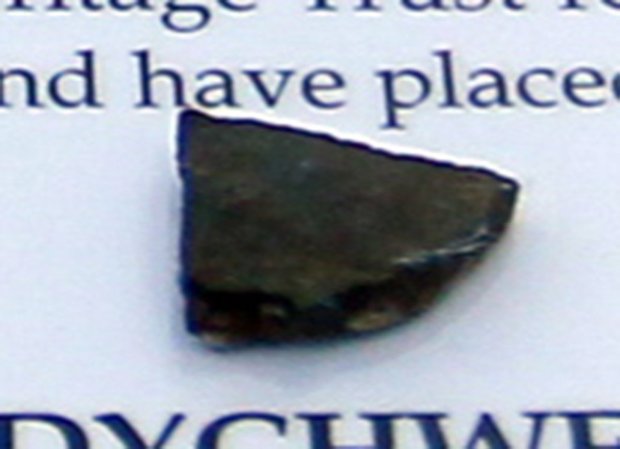 небольшой камень из древнего валлийского монастыря Cwmhir