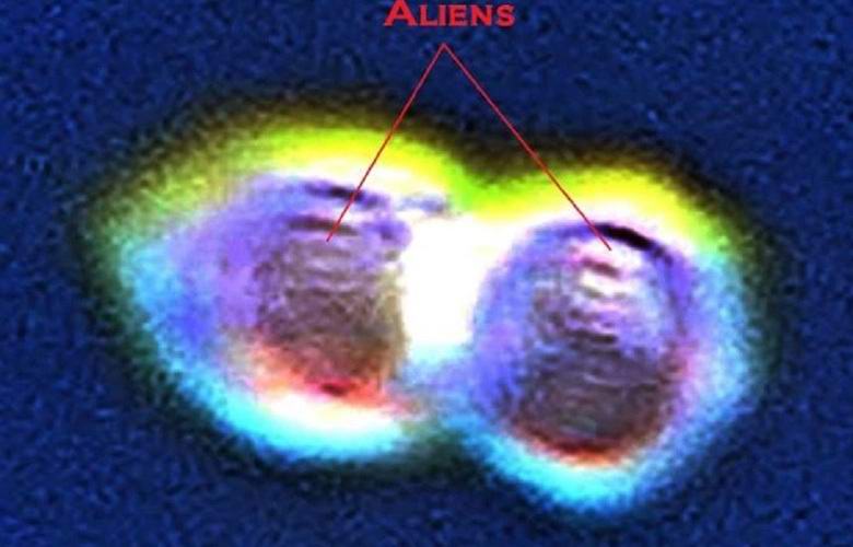 Британец утверждает, что сфотографировал двух инопланетян