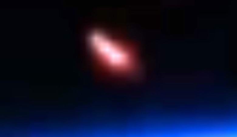 Веб-камера МКС зафиксировала огромный розовый столб на орбите Земли