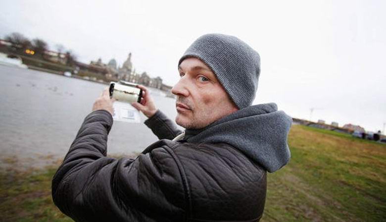 Немец сфотографировал чудище в реке Эльбе