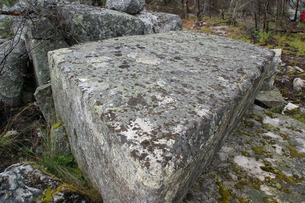 Каменные блоки на горе Воттоваара в Карелии
