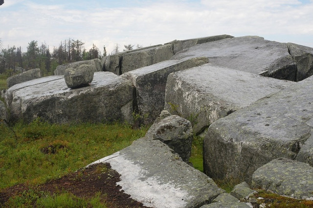 Каменные блоки на горе Воттоваара в Карелии