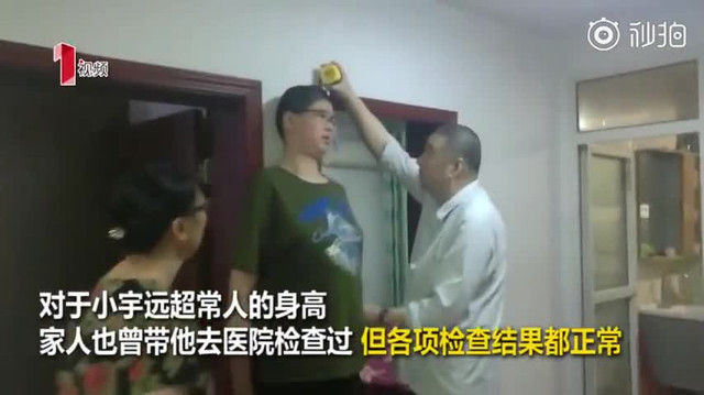 В свои 11 лет китайский мальчик уже ростом более 2 метров