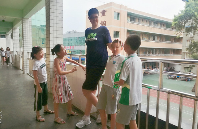 В свои 11 лет китайский мальчик уже ростом более 2 метров