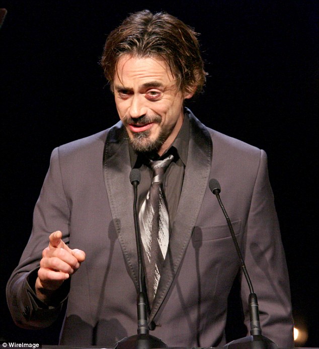 Robert Downey Jr. с синяком под левым глазом, в 2005 году.