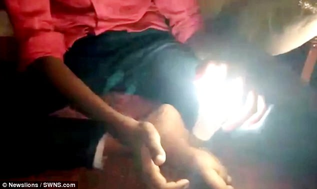 Индийский мальчик способен зажечь любую лампочку просто взяв ее в руки