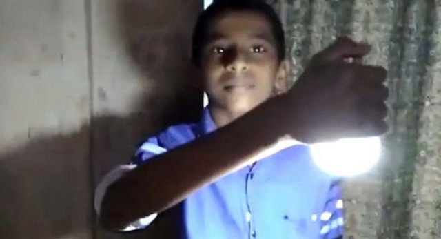 Индийский мальчик способен зажечь любую лампочку просто взяв ее в руки