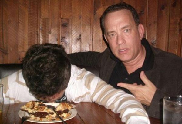 Популярное фото Тома Хэнкса с фанатом, уснувшим за пиццей