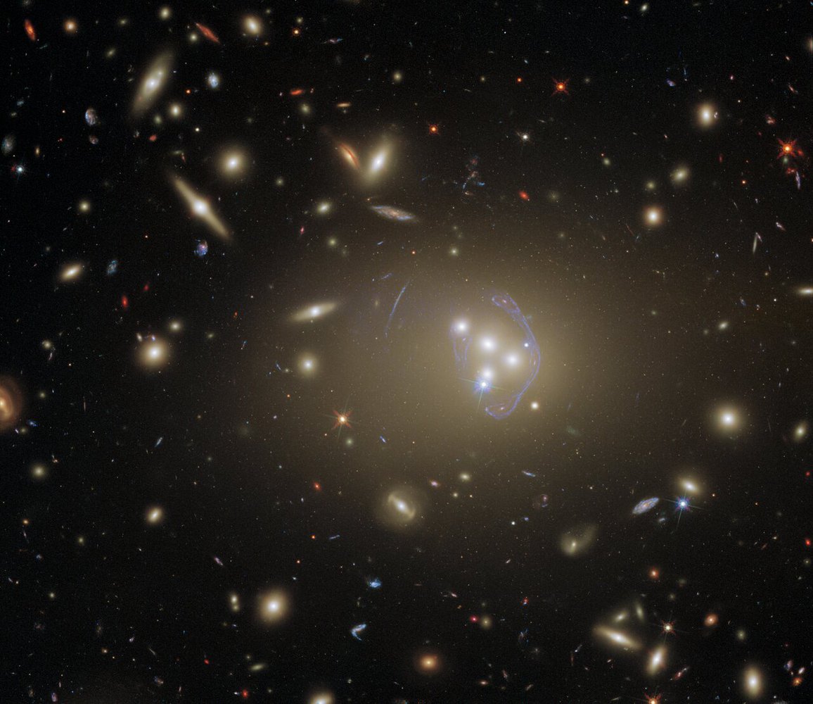 Слияние галактик в 1,4 млрд световых лет от Земли
