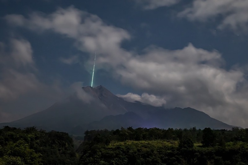 В индонезийский вулкан Мерапи влетел зеленый метеорит