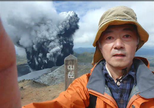 Японец сделал смелое селфи с извергающимся вулканом