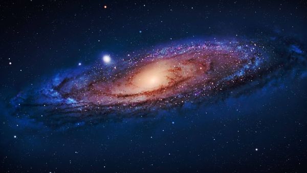 Гравитационный удар объясняет странную форму скопления звезд в центре Андромеды
