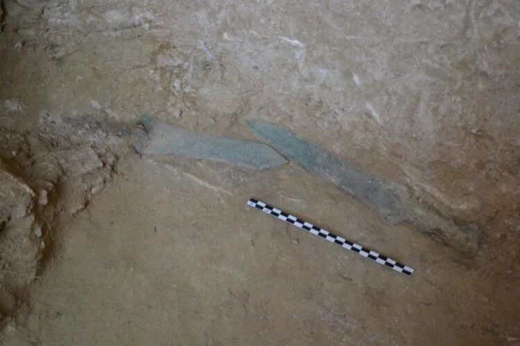 В Микенской гробнице обнаружены бронзовые мечи, которые были изготовле