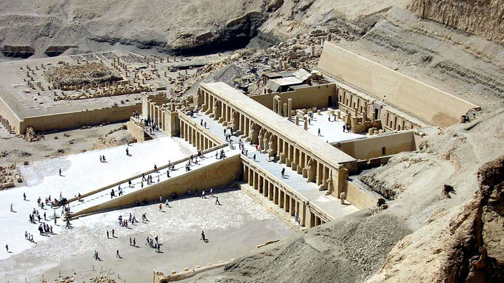 Заупокойный храм Хатшепсут в Дейр-эль-Бахри.