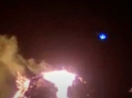 Похоже на НЛО: На камеру попали загадочные синие шары над вулканом в Исландии