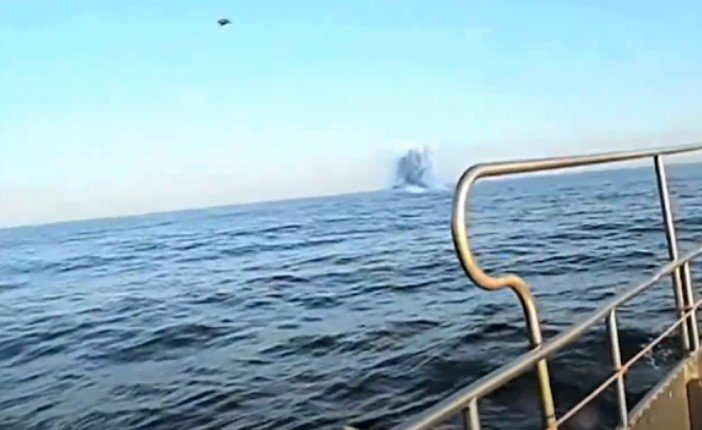 Рыбаки засняли НЛО, спасающийся от военных самолетов, нырнув в океан