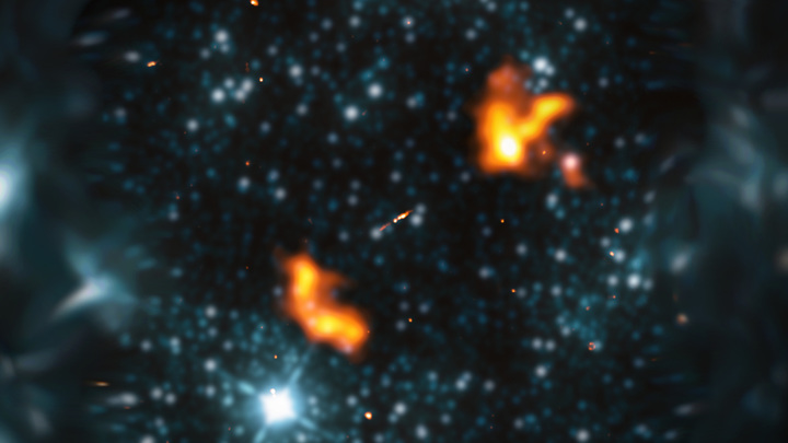 Крупнейшая галактика во Вселенной поразила астрономов размахом своих лепестков