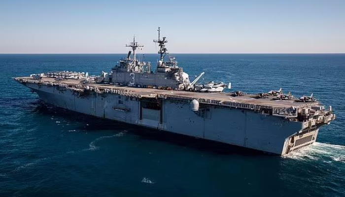 Военный корабль ВМС США преследовали два светящихся шара