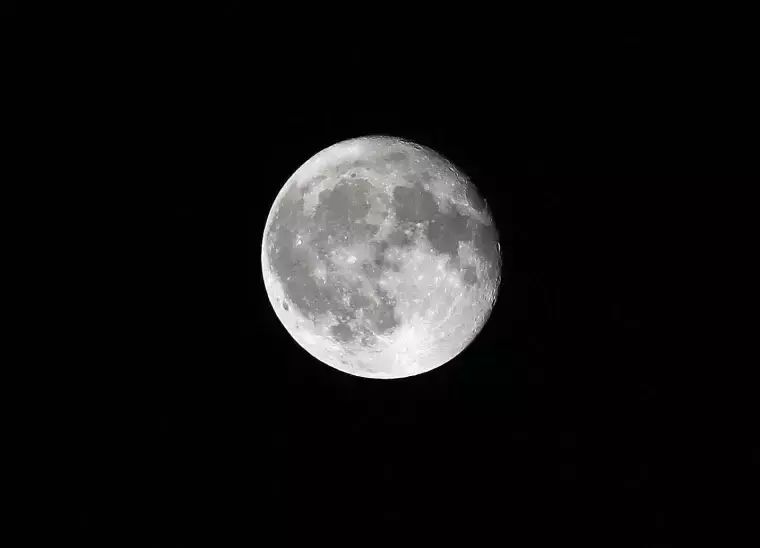 Почему Луна иногда кажется далёкой, а иногда - близкой
