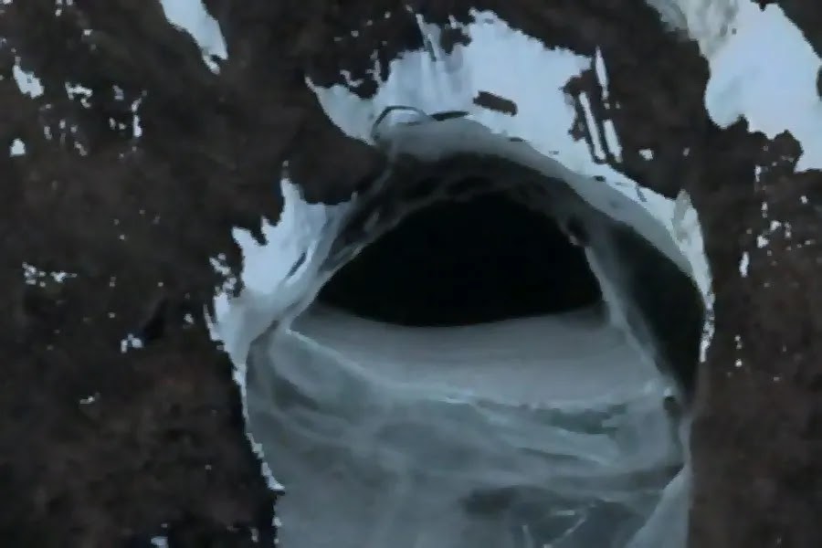 Гигантские "входы" в подземные города Антарктиды
