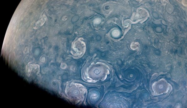 Завораживающие штормы Юпитера показали на новом фото