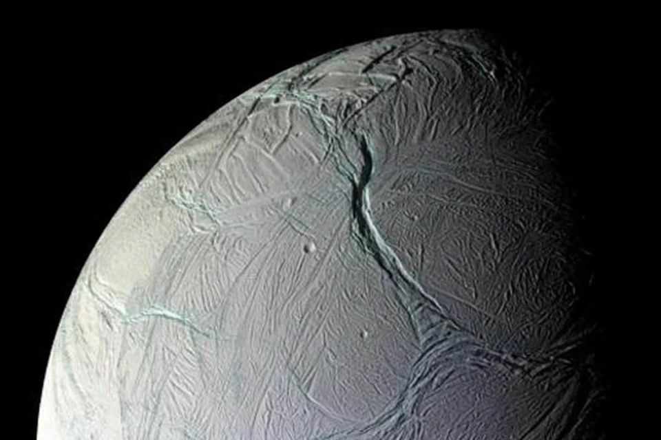 Спутник Сатурна Энцелад признан пригодным для жизни
