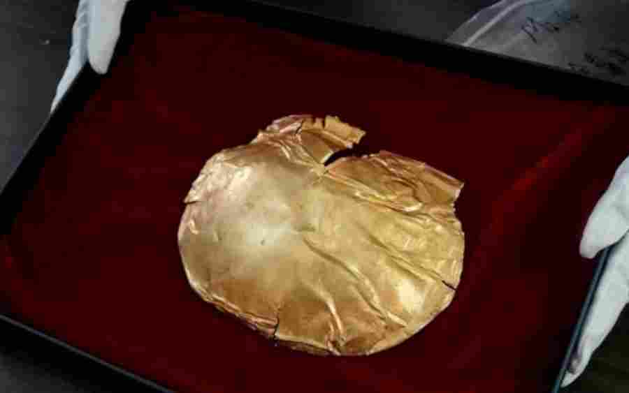 Редкая золотая погребальная маска возрастом 3 тысячи лет