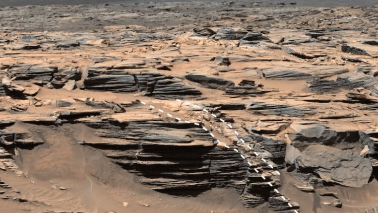 Ученые обнаружили светлые «ореолы» вдоль разломов на поверхности Марса