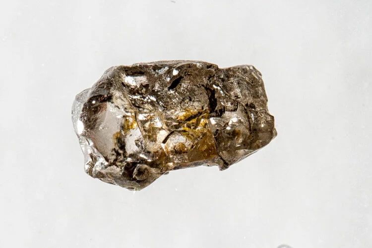 Ученые обнаружили редкий минерал рингвудит внутри алмаза
