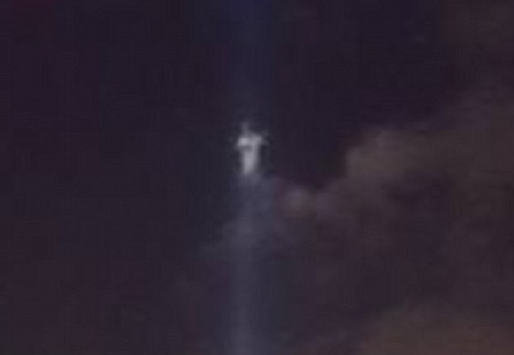 «привидения» в лучах прожекторов во время 15-й годовщины теракта 9/11