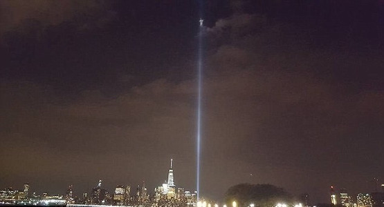 «привидения» в лучах прожекторов во время 15-й годовщины теракта 9/11