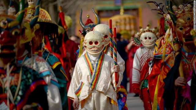 Жрецы в костюмах тибетских демонов
