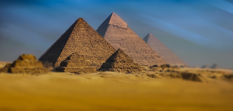 Пирамиды строились как убежища от метеоритов?