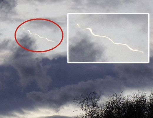 Жители Великобритании наблюдали за лентообразным НЛО