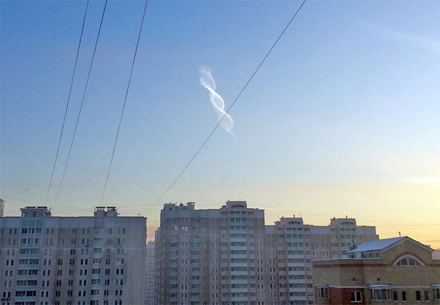 Необычное облако в форме спиралей ДНК над Химками в 2013 году.