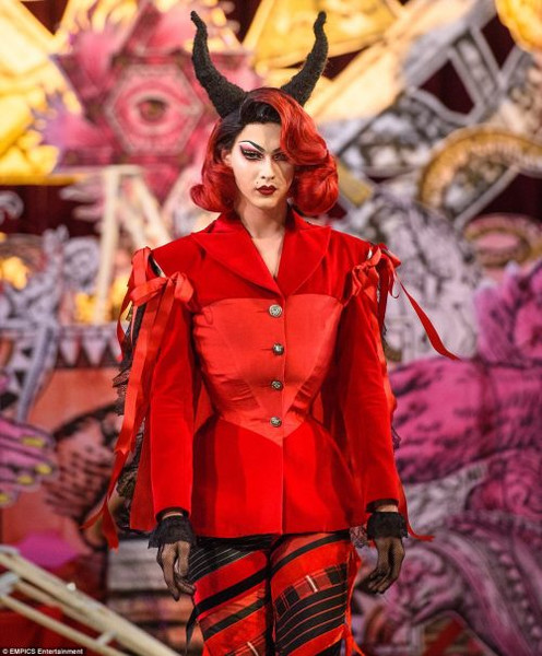 Violet Chachki в красном наряде дракона … с дьявольскими рогами.