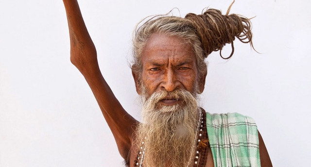 Индус во имя мира на Земле держит поднятую руку уже 44 года