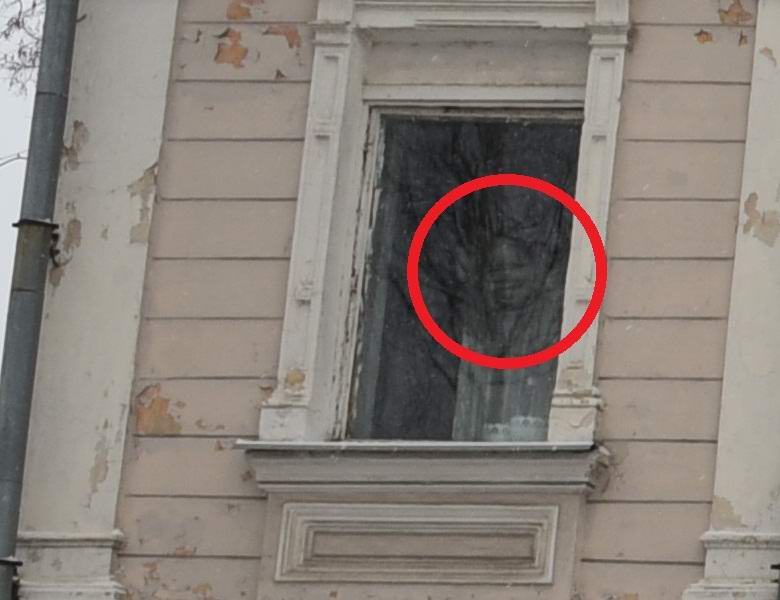 Бывшая живет в соседнем доме. Призраки в окнах домов.