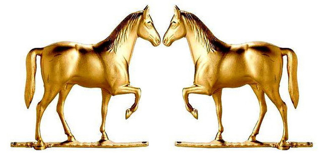 Фигурки золотых коней