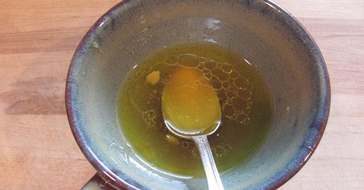 Почему жир в супе располагается на поверхности. Странная жижа в тарелке. Жижа в ложке. Жижа в тарелке. Непонятная жижа в ложке.