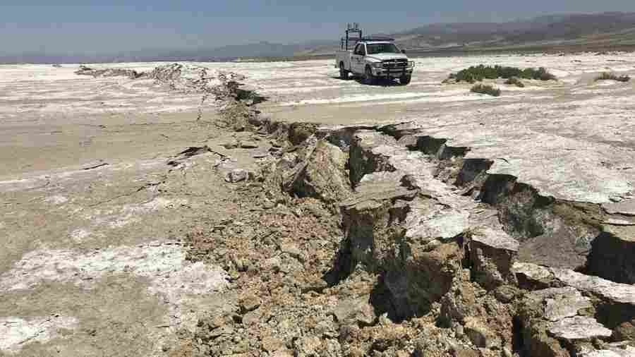 Геологи изучают последствия землетрясения