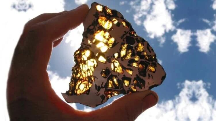 Осколок метеорита Фукан — самого дорогого и красивого метеорита в мире