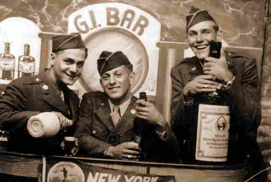 Солдаты 66-й пехотной дивизии в одном из баров Нью-Йорка перед отплыти