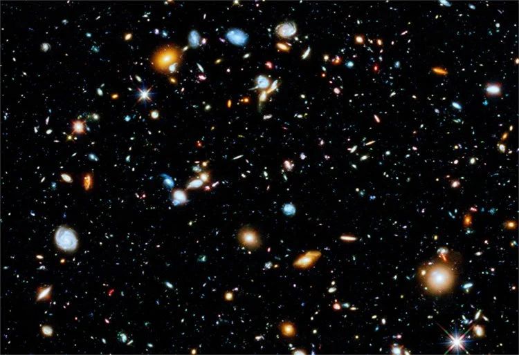 Сегодня ученые оценивают количество галактик в наблюдаемой Вселенной в