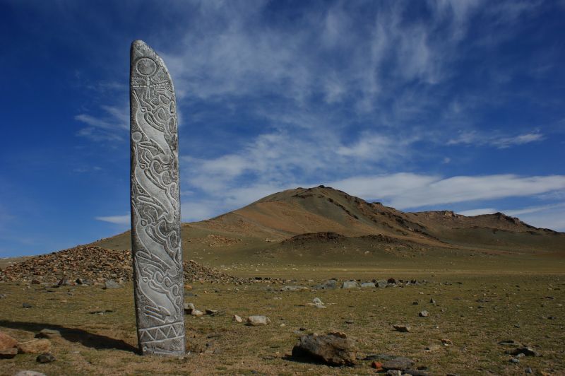 Оленный камень у крупного херексура (Монгольский Алтай)