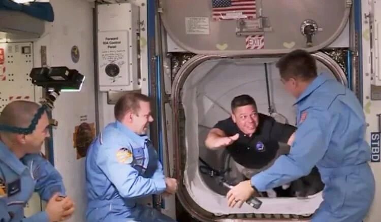 Члены экипажа МКС во время полета становятся выше ростом