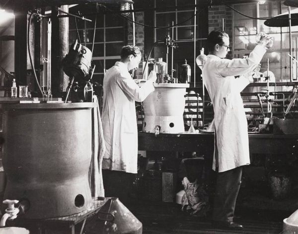 Очистка пенициллина в лаборатории в Англии, 1943 год