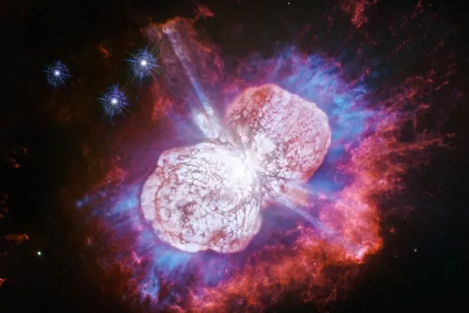 Ученые обнаружили извергающую вещество звезду